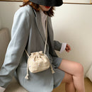 Women Woven Shoulder Handbag Drawstring Daisy Beach Crossbody Pouch (White)