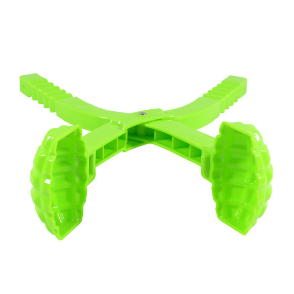 Creative Anti-Freeze Hand Plastic Snowball Clip with Rivet Color Random