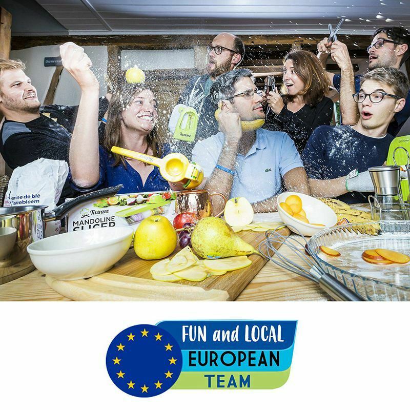 1 Set of two salt and pepper mills, ground with this salt and pepper set ma